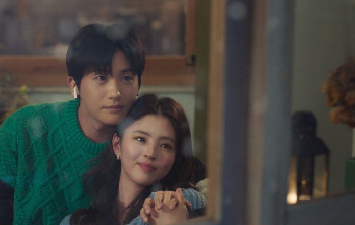 Soundtrack #1 kể về Han Sun Woo (Park Hyung Sik), một nhiếp ảnh gia trầm tính và ấm áp, cùng Lee Eun Soo (Han So Hee), một người bạn thân mà anh đã quen suốt 20 năm. Mối quan hệ của cả hai bắt đầu thay đổi khi họ sống chung trong hai tuần. Từ tình bạn lâu năm, những cảm xúc bị che giấu dần được hé lộ. Chỉ với 4 tập, bộ phim vẫn mang đến đầy đủ những cung bậc của chuyện tình bạn hóa tình yêu. Đặc biệt, hình ảnh Sun Woo âm thầm dành tình cảm cho Eun Soo trong nhiều năm khiến khán giả dễ đồng cảm.