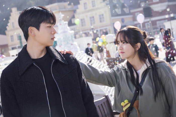Serendipity’s Embrace kể về Lee Hong Joo (Kim So Hyun), cô gái từng tổn thương sau mối tình đầu và dần mất niềm tin vào tình yêu. 10 năm sau, cô bất ngờ gặp lại Kang Hoo Young (Chae Jong Hyeop), mối tình đầu năm xưa. Cuộc hội ngộ mở ra cơ hội để cả hai nhìn lại những cảm xúc từng bỏ lỡ. Tác phẩm kết hợp các yếu tố tình bạn thời thơ ấu, mối tình đầu và tình yêu có cơ hội thứ hai. Nhịp phim nhẹ nhàng, dễ xem cùng câu chuyện tình cảm giàu màu sắc hoài niệm khiến đây trở thành lựa chọn phù hợp cho những khán giả muốn tìm một bộ phim Hàn Quốc để xem trọn trong cuối tuần.