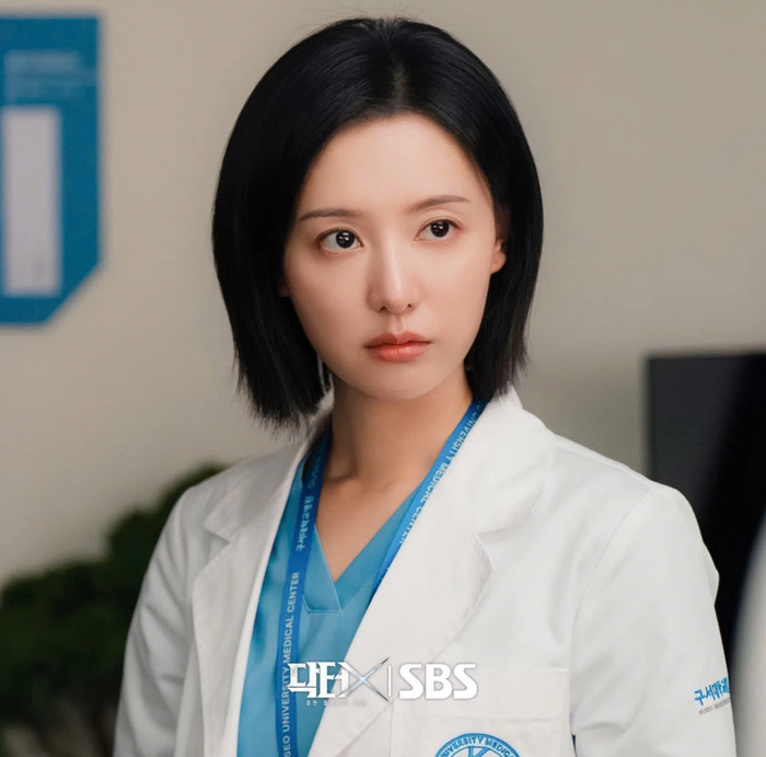 Cũng lên sóng từ ngày 9/10, Doctor X: Age of the White Mafia đánh dấu màn trở lại của Kim Ji Won trong một dự án thuộc thể loại y khoa. Bộ phim được làm lại từ loạt phim Doctor X của Nhật Bản, xoay quanh Gye Su Jeong, nữ bác sĩ phẫu thuật tài năng do Kim Ji Won thủ vai. Khác với hình ảnh những bác sĩ thường bị giới hạn bởi các quy tắc trong môi trường bệnh viện, Su Jeong được xây dựng là người thẳng thắn, độc lập và sẵn sàng đối đầu với những nguyên tắc mà cô cho là vô lý. Bên cạnh hành trình cứu chữa bệnh nhân, phim khai thác cuộc đấu tranh của nữ bác sĩ trước những vấn đề liên quan đến quyền lực, lợi ích và những mặt tối trong hệ thống y tế. Lee Jung Eun cũng góp mặt trong dàn diễn viên chính của tác phẩm.
