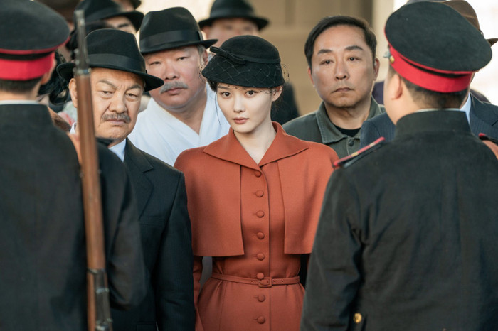 Sau hai dự án hiện đại, 100 Days of Deception chuyển sang màu sắc cổ trang, chính kịch và chính trị khi phát hành trên Netflix từ ngày 10/10. Phim lấy bối cảnh những năm 1930, thời kỳ bán đảo Triều Tiên nằm dưới sự đô hộ của Nhật Bản. Nhân vật trung tâm là Lee Ga Kyeong do Kim Yoo Jung thủ vai, một nữ đạo chích tài giỏi được giao nhiệm vụ thâm nhập vào phủ Tổng đốc Nhật Bản để thực hiện công việc bí mật cho lực lượng kháng chiến. Trong quá trình này, cô gặp Kim Tae Woong, một phiên dịch viên người Hàn sinh ra tại Joseon nhưng được một người Nhật nhận nuôi, do Park Jin Young đảm nhận. Mối quan hệ giữa hai người trở nên phức tạp khi cả hai đều mang trong mình những bí mật và mục đích riêng. Vì vậy, câu chuyện tình cảm trong phim được đặt giữa những xung đột về lòng trung thành, thân phận và hoàn cảnh lịch sử.