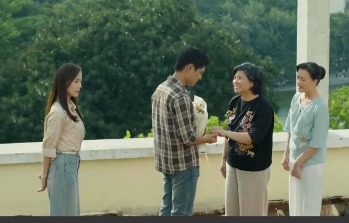 Khánh và Phương có khoảnh khắc hạnh phúc sau khi những khúc mắc giữa hai gia đình dần được hóa giải. Ảnh: VFC