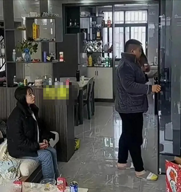 Về nhà chồng cũ lấy đồ, người phụ nữ sững sờ trước cảnh tượng không ngờ Ảnh 1