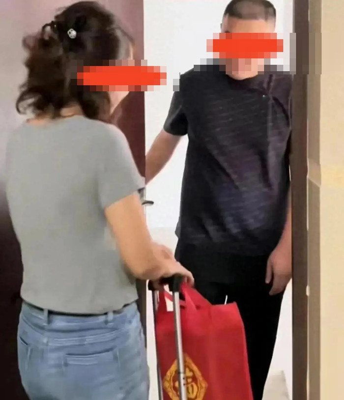 Lén đi du lịch cùng bạn trai cũ, người phụ nữ nhận quyết định cay đắng từ chồng Ảnh 1