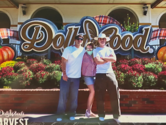 Britney Spears khiến người hâm mộ chú ý khi đăng tải hình ảnh cùng hai con trai Sean và Jayden Federline đến tham quan Dollywood.