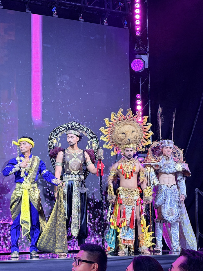 Nam vương Việt Nam giữa dàn thí sinh Mister Global 2026 trong phần thi National Costume.