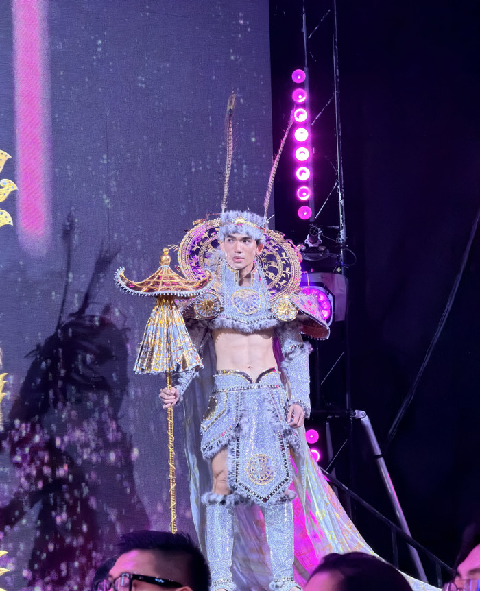 Trương Trọng Hiếu trong phần thi National Costume ở Mister Global 2026.