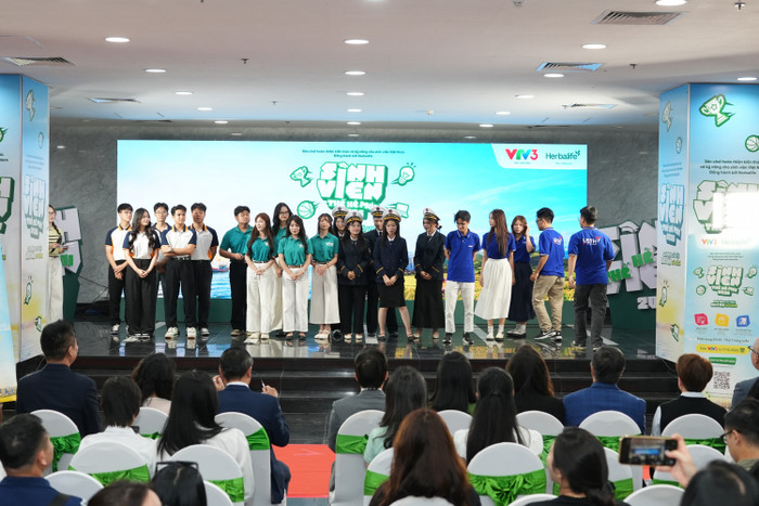 Các bạn trẻ tham gia khởi động 'Sinh viên thế hệ mới 2026'.