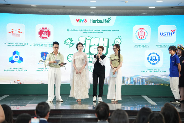 Đồng hành cùng chương trình là MC Khánh Vy và MC Sơn Lâm.&nbsp;