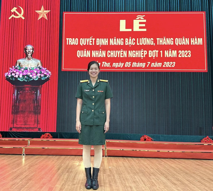 Ánh được nhận quyết định thăng quân hàm lên trung tá quân nhân chuyên nghiệp ở tuổi 27.&nbsp;