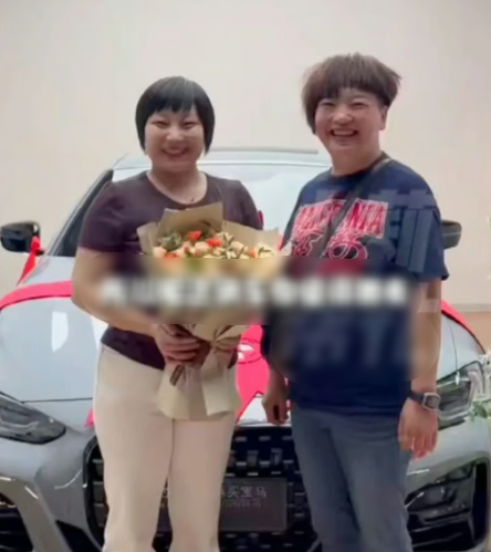 Nhân viên (bên trái) là một trong những người có thành tích làm việc xuất sắc được nữ giám đốc (bên phải) trao tặng chiếc BMW mới trị giá 300.000 nhân dân tệ (45.000 USD) để ghi nhận sự tận tụy và nỗ lực trong công việc. Ảnh: Weibo