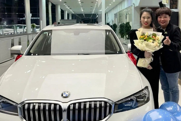 Nữ nhân viên được bà chủ tặng xe. Ảnh: SCMP