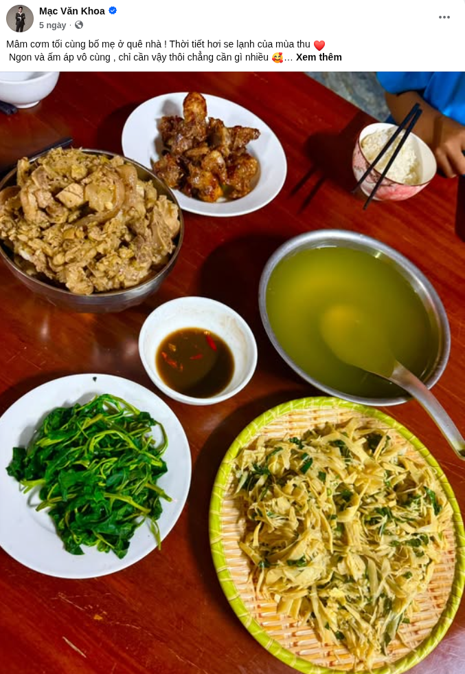 Trước đó 5 ngày, Mạc Văn Khoa đăng tải hình ảnh bữa cơm ấm áp đầu tiên cùng bố mẹ khi anh về quê.