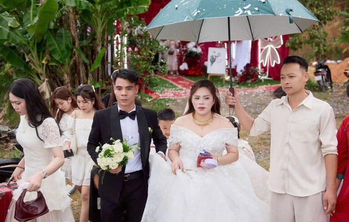 Đưa con dâu về nhà chồng mới, bà Lan vừa vui, vừa buồn. Vui vì con có chỗ nương tựa, chăm sóc nhau, buồn vì tình cảm mẹ con sau nhiều năm gắn bó, nay chị Linh đã về nhà chồng mới. ẢNH: NHÂN VẬT CUNG CẤP
