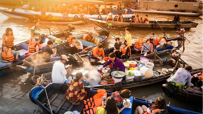 Khung cảnh sinh hoạt trên chợ nổi Cái Răng. Ảnh: Sưu tầm