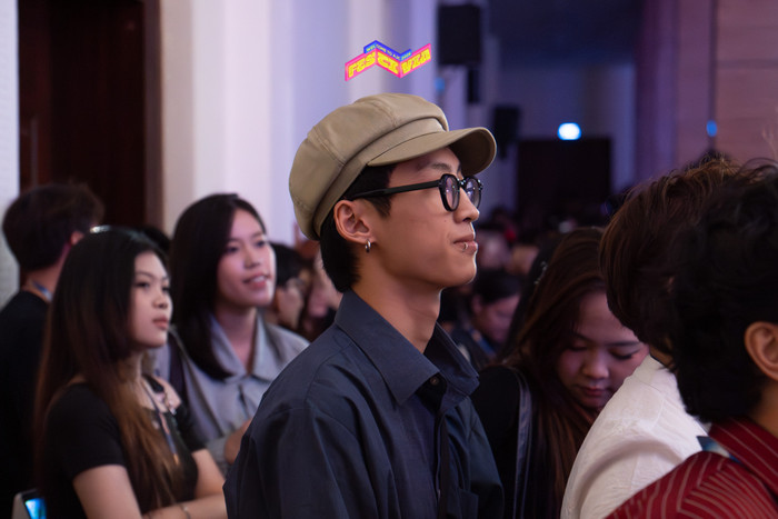 Những khán giả tại đêm nhạc hội của sinh viên trường báo.&nbsp;