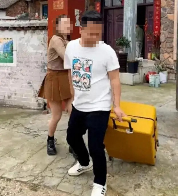 Bị mẹ vợ đuổi ra khỏi nhà, người đàn ông rời đi rồi tuyên bố một câu khiến vợ sững sờ Ảnh 1