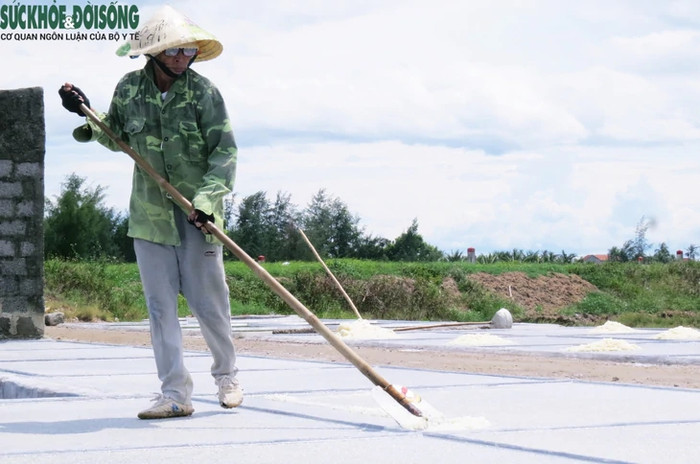 Về xứ Nghệ quê bà xã Hồ Văn Cường, thăm những cánh đồng muối ven biển đẹp lạ mắt Ảnh 6