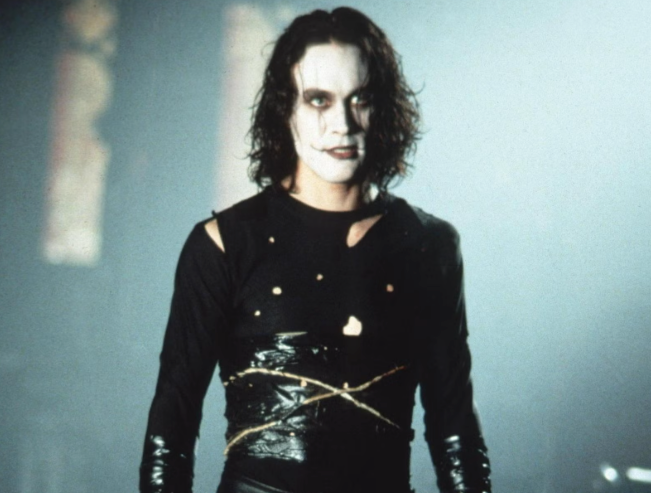 &nbsp;Brandon Lee - con trai của huyền thoại võ thuật Lý Tiểu Long - qua đời ở tuổi 28 khi đang quay phim The Crow , khép lại hành trình sự nghiệp với nhiều dự định dang dở.