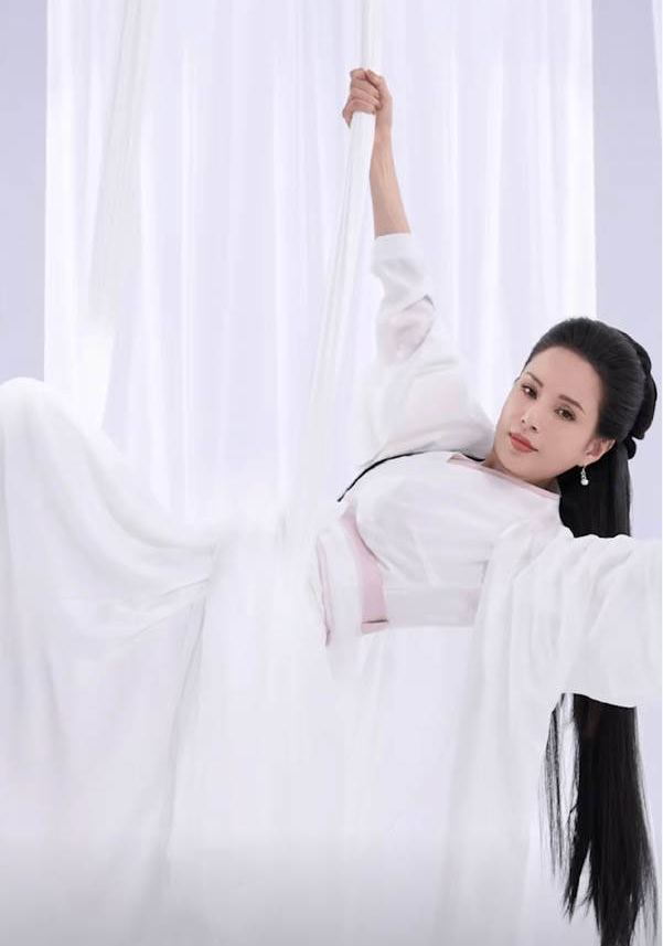 Tiểu Long Nữ là truyền nhân của phái Cổ Mộ, sống biệt lập với thế tục từ nhỏ. Nàng sở hữu vẻ đẹp thanh khiết, lạnh lùng, thường xuất hiện trong trang phục trắng, mang khí chất thoát tục. Không chỉ có nhan sắc, Tiểu Long Nữ còn tinh thông Ngọc Nữ Tâm Kinh và nhiều tuyệt kỹ của Cổ Mộ phái. Chuyện tình giữa nàng và Dương Quá từng vấp phải sự phản đối vì quan hệ sư đồ. Sau nhiều lần chia ly, cả hai vẫn lựa chọn ở bên nhau, trở thành một trong những cặp đôi kinh điển của Kim Dung.