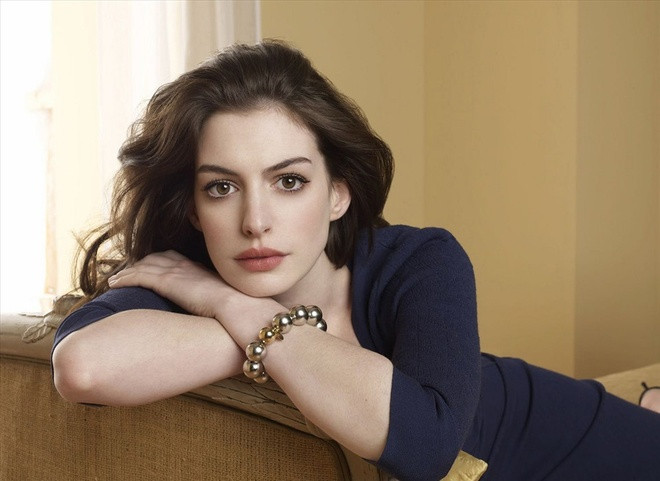 Trong phim, Anne Hathaway đảm nhận vai Verity Crawford, nữ nhà văn nổi tiếng gặp tai nạn.