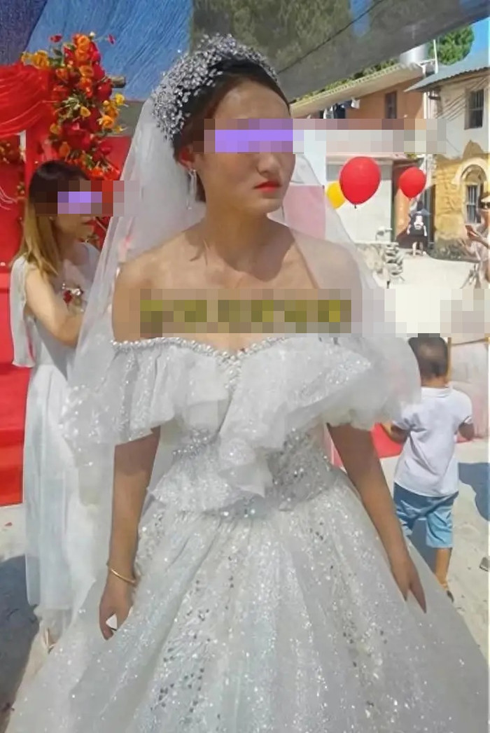 Bất chấp cha mẹ phản đối để lấy chồng xa, cô dâu bật khóc vì cảnh tượng trong ngày cưới Ảnh 1