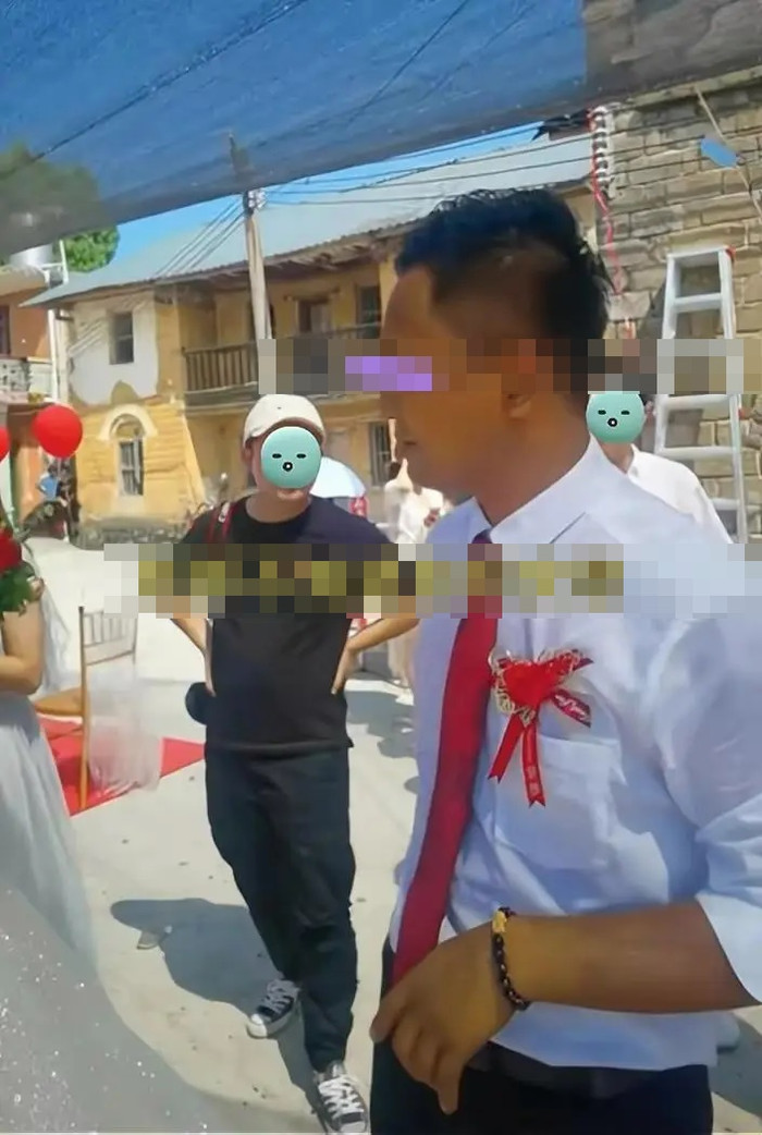 Bất chấp cha mẹ phản đối để lấy chồng xa, cô dâu bật khóc vì cảnh tượng trong ngày cưới Ảnh 4