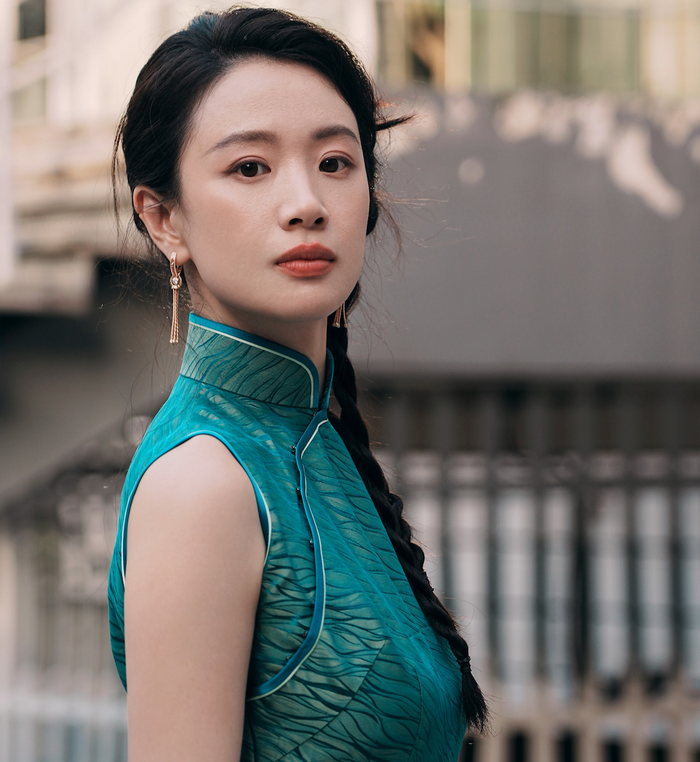 Trong Lan Hương Như Cố, Lý Mộng tạo dấu ấn với vai Triệu Tinh Đường, nhân vật phản diện có tâm lý phức tạp và nhiều tổn thương. Không chỉ được khắc họa bằng sự oán hận hay những hành động cực đoan, Triệu Tinh Đường còn mang nét đáng thương, khiến khán giả có thêm góc nhìn về những nguyên nhân phía sau hành vi của nhân vật. Sự đan xen giữa đau khổ, bất ổn và thù hận đặt ra yêu cầu đáng kể đối với diễn xuất, bởi nhân vật cần được thể hiện đủ sức nặng mà không trở nên một chiều. Lối diễn giàu biểu cảm của Lý Mộng giúp vai diễn thu hút sự chú ý và trở thành đề tài được bàn luận. Mức tăng 6.300 người hâm mộ cho thấy tuyến nhân vật phụ vẫn có khả năng tạo sức hút khi sở hữu cá tính và diễn biến tâm lý nổi bật.
