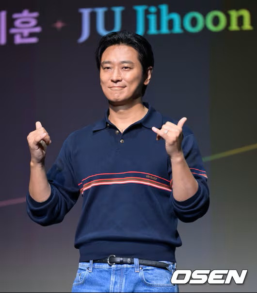 Joo Ji Hoon đeo nhẫn ở ngón tay áp út khiến nhiều khán giả quan tâm. (Ảnh OSEN)