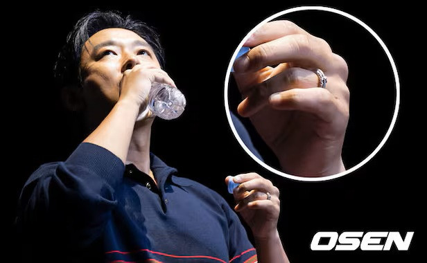 Chiến nhẫn mà Joo Ji Hoon đeo ở ngón tay áp út là phụ kiện thời trang, không phải nhẫn đôi tình nhân. (Ảnh OSEN)