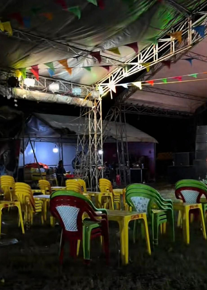 Nam ca sĩ hát hội chợ không một khán giả ngồi xem, dân mạng xót xa Ảnh 2