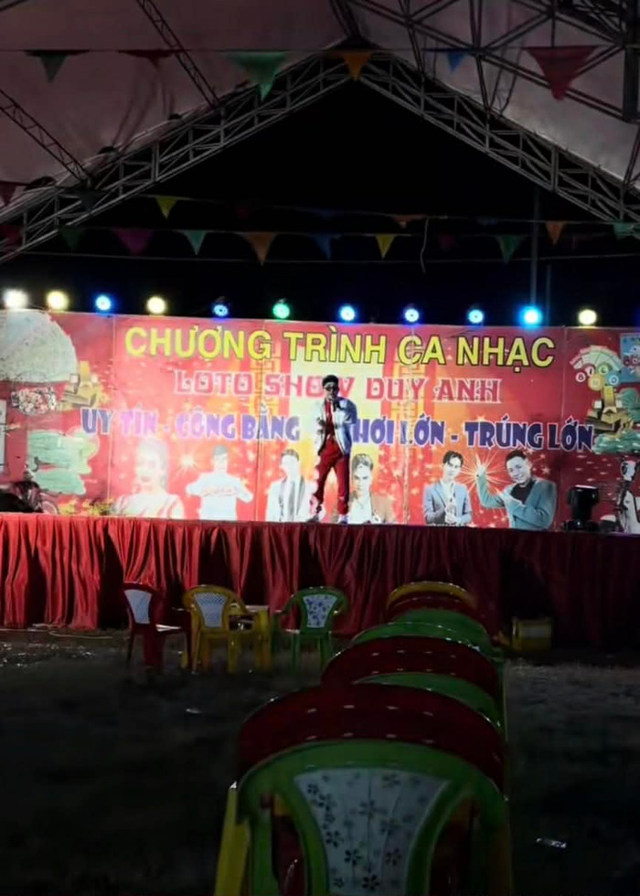 Nam ca sĩ hát hội chợ không một khán giả ngồi xem, dân mạng xót xa Ảnh 3