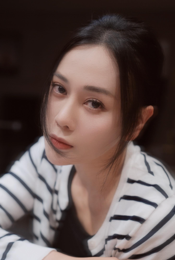 Phương Oanh xuất hiện trở lại theo cách kín đáo, ưu tiên đời sống riêng tư nhưng vẫn giữ sợi dây kết nối nhẹ nhàng với khán giả