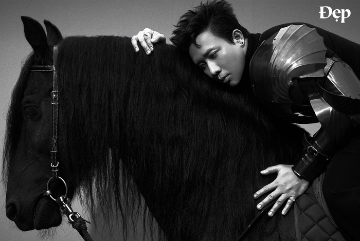 Điểm nhấn xuyên suốt loạt ảnh là hình ảnh Trấn Thành đồng hành cùng chú ngựa đen. (Ảnh: FBNV)