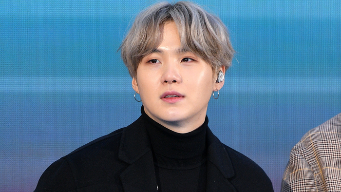 Việc Suga bất ngờ đăng ảnh giữa thời điểm BTS chuẩn bị trở lại với đội hình đầy đủ càng làm dấy lên nhiều suy đoán.