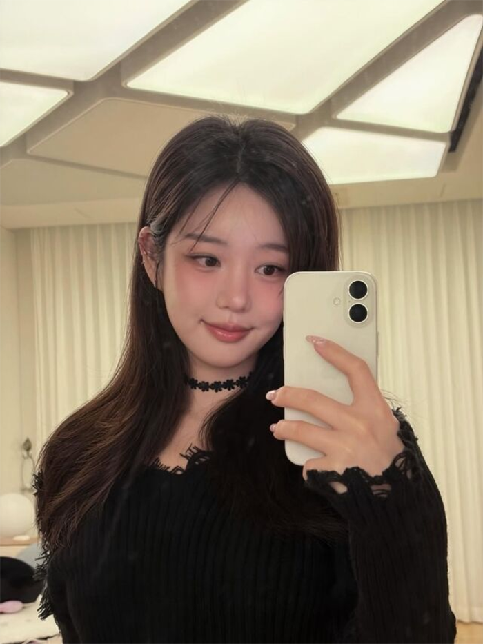 Bức ảnh khoe khoảnh khắc tự trang điểm của Lee Yoo Bi.