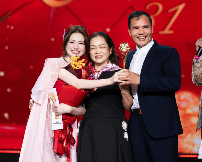 Năm 2025 đánh dấu cột mốc quan trọng của Hòa Minzy khi cô có một năm rực rỡ, 'càn quét' các hạng mục giải thưởng lớn.