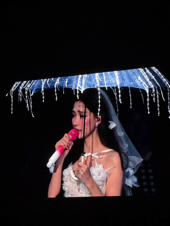 Trực tiếp fan concert Hòa Minzy: Nữ ca sĩ viết thư tay gửi fan ngay trên sân khấu Ảnh 2