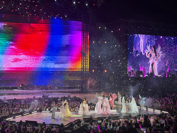 Trực tiếp fan concert Hòa Minzy: 'Sít rịt' gọi tên dàn hậu đình đám, 'Gia đình Hoa dâm bụt' tái hợp đầy xúc động Ảnh 1