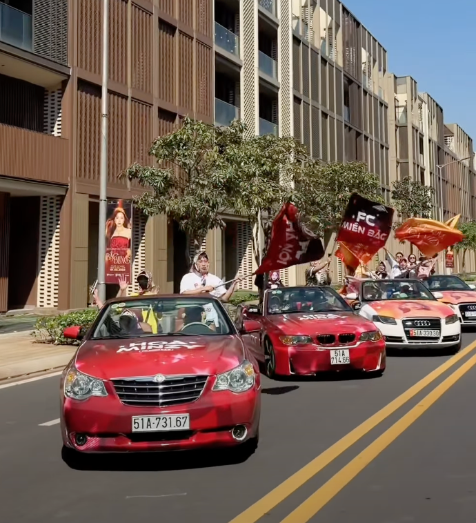 Những khu vực chụp ảnh, xe cổ động được FC Hòa Minzy chuẩn bị bên ngoài khu vực diễn ra sự kiện.