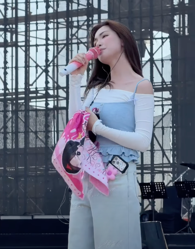 Trực tiếp fan concert Hòa Minzy: Nghệ sĩ Xuân Hinh và dàn sao đổ bộ Ảnh 4