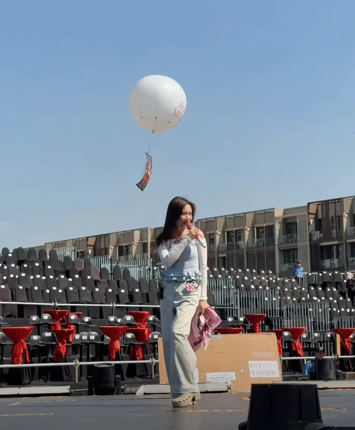 Những hình ảnh đầu tiên của Hòa Minzy tại buổi soundcheck trưa 1/2.