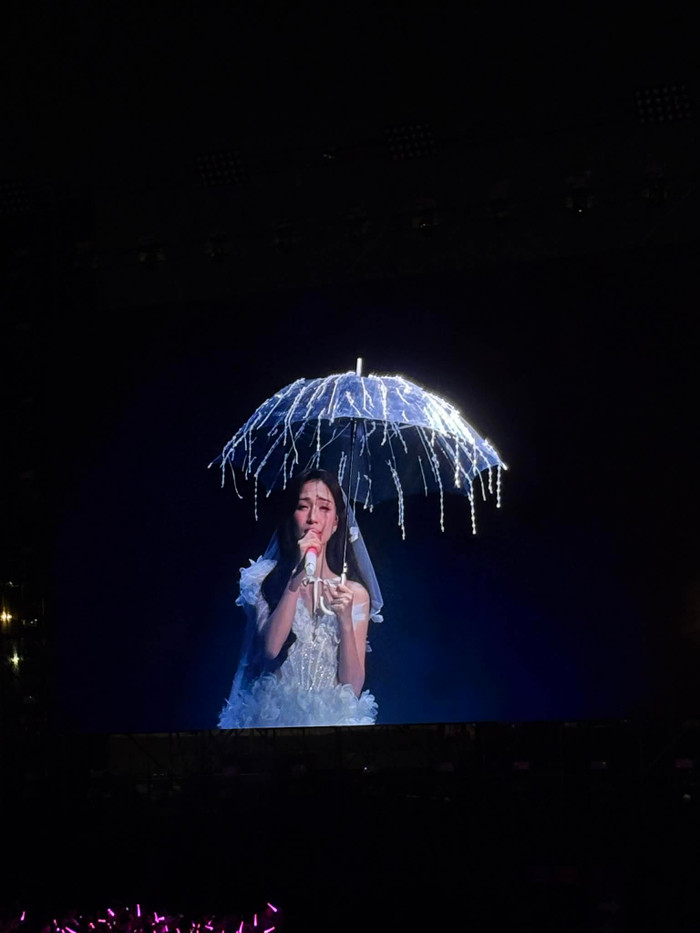 Trực tiếp fan concert Hòa Minzy: Nữ ca sĩ viết thư tay gửi fan ngay trên sân khấu Ảnh 1