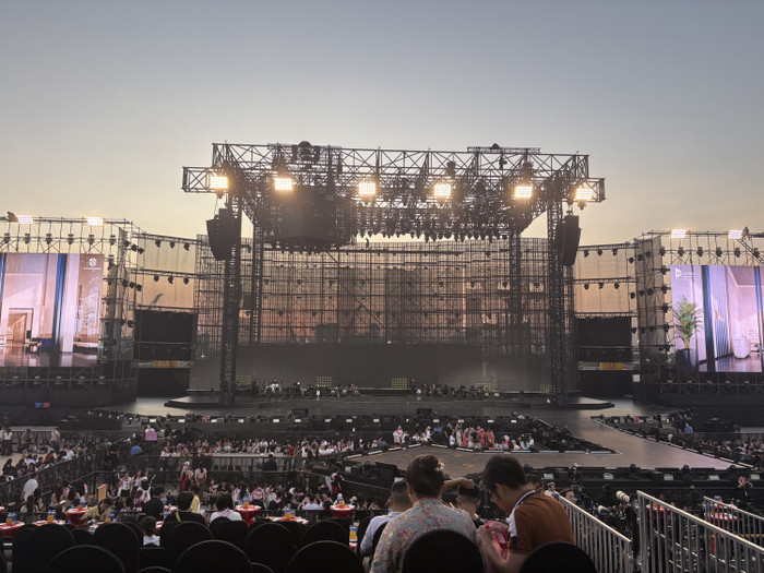 Trực tiếp fan concert Hòa Minzy: Nghệ sĩ Xuân Hinh và dàn sao đổ bộ Ảnh 1