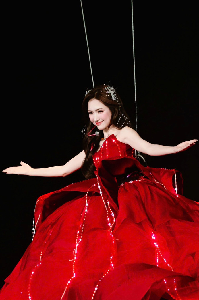 Trực tiếp fan concert Hòa Minzy: Nữ ca sĩ viết thư tay gửi fan ngay trên sân khấu Ảnh 5