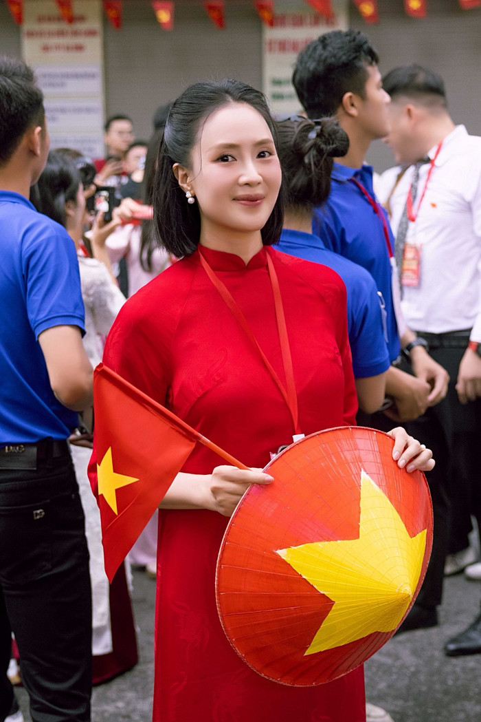 Điểm chung dễ nhận thấy trong cách Hồng Diễm diện áo dài là sự đầu tư kỹ lưỡng vào chất liệu cao cấp như lụa, voan, gấm thêu tay. Cô khéo léo lựa chọn màu sắc chủ đạo từ đỏ kiêu sa, hồng phấn dịu dàng đến tím lavender thanh lịch, phù hợp với từng hoàn cảnh. Ảnh: FBNV