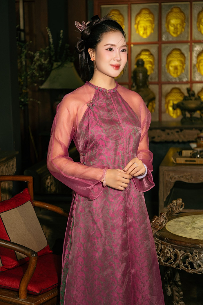 Là một gương mặt quen thuộc của làng giải trí Việt, diễn viên Hồng Diễm đã xây dựng hình ảnh cá nhân gắn liền với vẻ đẹp duyên dáng và truyền thống. Đặc biệt, cô được công chúng yêu mến như một “đại sứ” thời trang biết cách làm mới và tôn vinh tà áo dài dân tộc một cách đầy nghệ thuật. Ảnh: FBNV