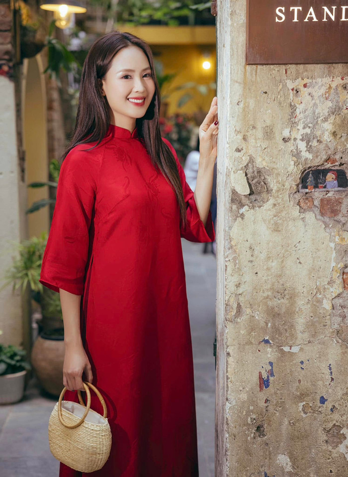 Nhờ đó, áo dài qua lăng kính của Hồng Diễm không còn bó hẹp ở những dịp lễ hội, mà trở thành một lựa chọn thời trang linh hoạt, có thể xuất hiện ở mọi không gian, từ phố phường sôi động đến những sự kiện trang trọng. Sự xuất hiện thường xuyên và đầy duyên dáng của cô trong tà áo dài góp phần lan tỏa mạnh mẽ giá trị văn hóa Việt, đồng thời khẳng định rằng vẻ đẹp truyền thống hoàn toàn có thể trường tồn và tỏa sáng trong nhịp sống hiện đại. Ảnh: FBNV
