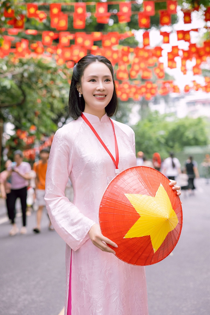 Trong loạt ảnh cá nhân cách đây không lâu, Hồng Diễm thu hút với thiết kế áo dài màu hồng phấn bằng chất liệu voan nhẹ. Chiếc áo cổ trụ cao điểm xuyết chi tiết đính kết tinh xảo, tà suông dài chấm gót được đặt trong không gian nội thất gỗ cổ kính, tạo nên một hình ảnh thanh lịch, đậm chất Á Đông. Ảnh: FBNV