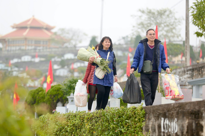 Người dân Thủ đô vượt quãng đường hơn 50km để tảo mộ, tạ mộ tổ tiên nhân dịp Tết Nguyên đán cận kề.