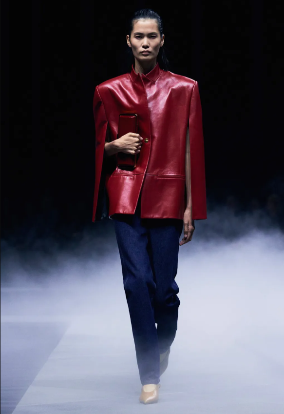 Áo khoác kiểu choàng. Ảnh: Launchmetics